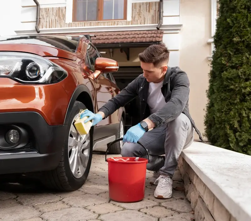 Lavage auto à domicile Olby : professionnel intervenant sur un véhicule